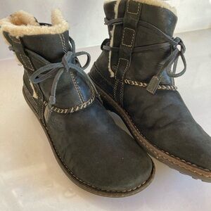Uggs women’s vintage booties size 9